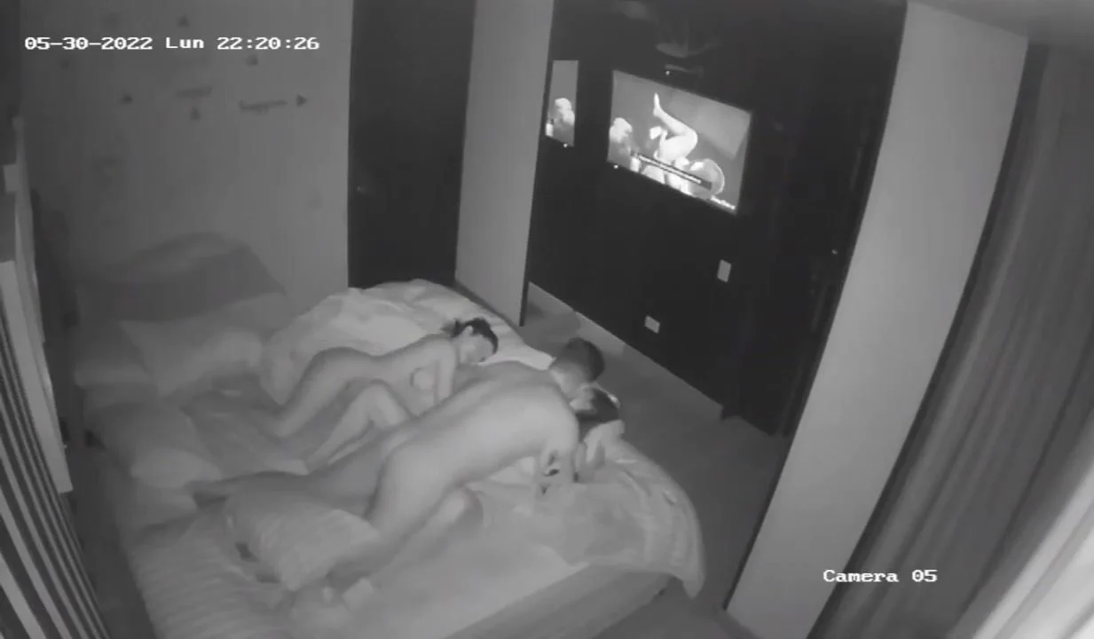 Hảo cô gái thấy vợ chồng bạn thân đụ nhau thì nứng lồn xin vào đụ ké.