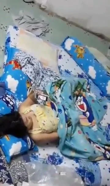 Quay lén con em gái mới đã biết móc l thủ dâm